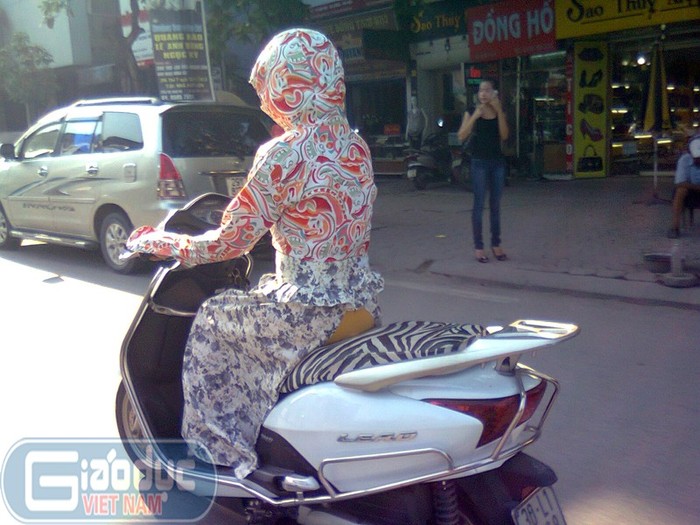 Không chỉ có áo chống nắng mà năm nay ở Hà Nội còn có cả... váy chống nắng cho chị em phụ nữ